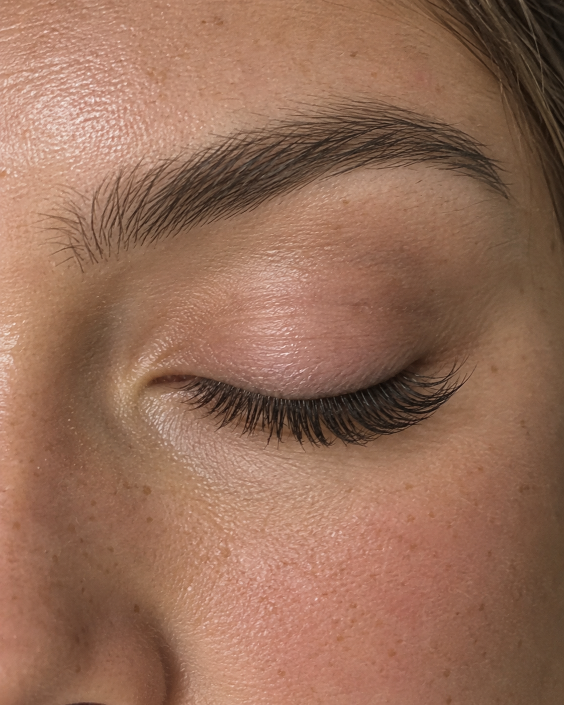 Classic set: subtle, mascara-like lash extensions on a closed eye