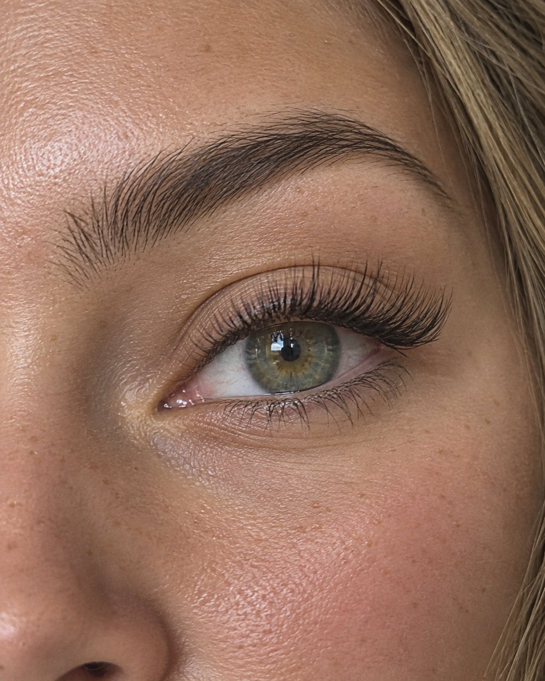 Hybrid set: softly textured mix of lashes and light fans on an open eye